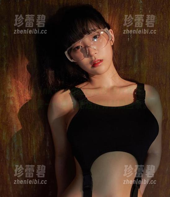 Kang Inkyung的白衬衫照片实在太沁人心脾——真想把这件衬衫搬回家。